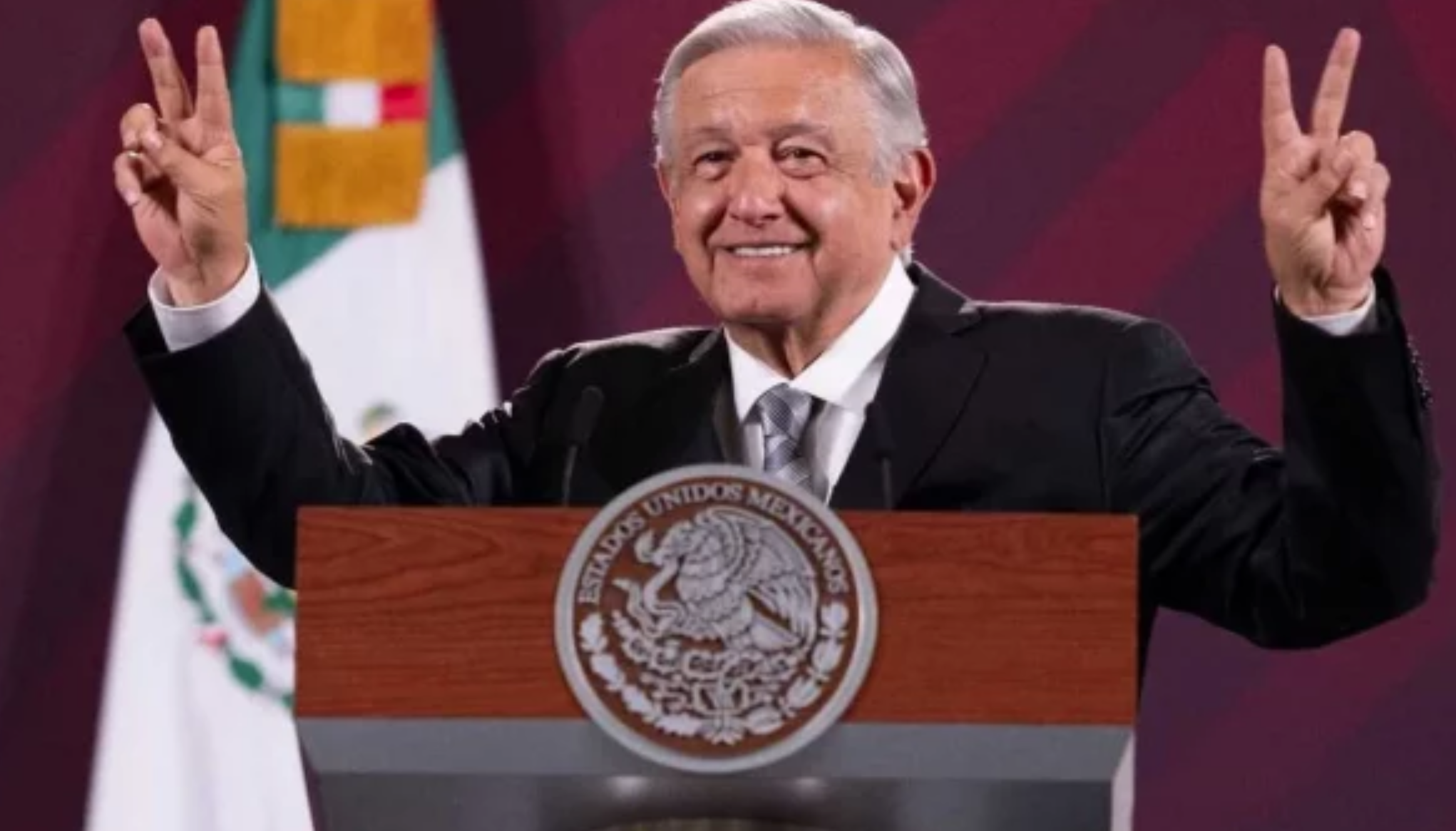 López Obrador anuncia aumento salarial de 10% para los docentes